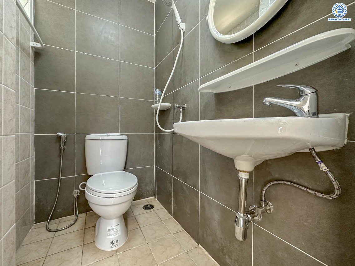 บ้านมือสองตกแต่งใหม่ โครงการ โนเบิล วานา วัชรพล ดีไซน์สุดโดดเด่น เนื้อที่ 67.5 ตร.ว. ฟังก์ชันจัดเต็ม 3 ห้องนอน 4 ห้องน้ำ 1 ห้องแม่บ้าน จอดรถได้ 2 คัน บนทำเลเดินทางสะดวก ใกล้เซ็นทรัลรามอินทรา, จุดขึ้นทางด่วน "สุขาภิบาล5-1" และรถไฟฟ้าสายสีชมพู "สถานีวัชรพล"